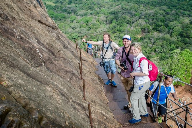 Sigiriya Rock and Dambulla Cave All Inclusive Private Day Trip - Lunch at a Local Restaurant: Simple Food, Timing, and Staying Sane