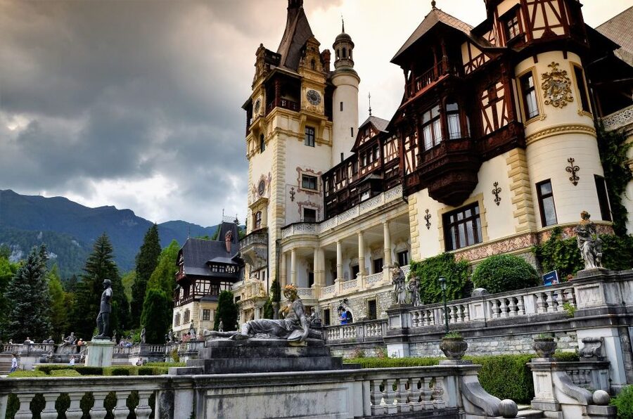 Sinaia: Peleș Castle Tour with An Expert Guide - Meeting the guide at Peleș: in front of the big fountain