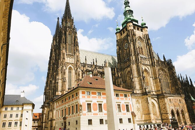 Skip the Line: Prague Castle Ticket and Introductory Overview - The 20-minute English intro: how it helps (and what it doesn’t)