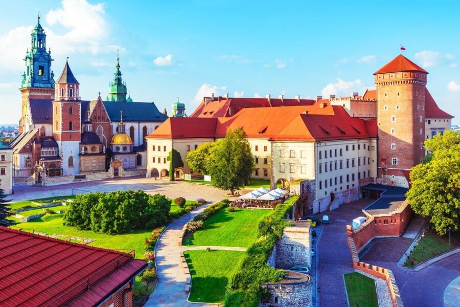 Skip-the-Line Wawel Castle Chambers Private Tour - Where you meet and how you keep things moving
