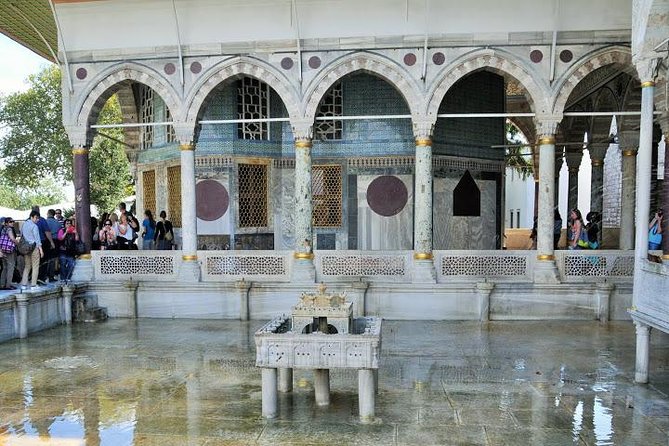 Small-Group Topkapi Palace and Harem Tour with Tickets - Topkapi Palace: a palace-city, not one stop