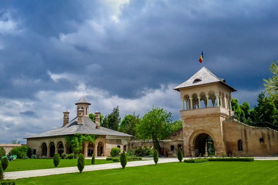 Small Group Tour to Mogosoaia Palace & Snagov Monastery - The guide factor: why the commentary matters