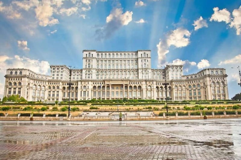 Spanish & Italian guided tour - Palace of Parliament - Grand hallways and named rooms for artists, poets, and writers