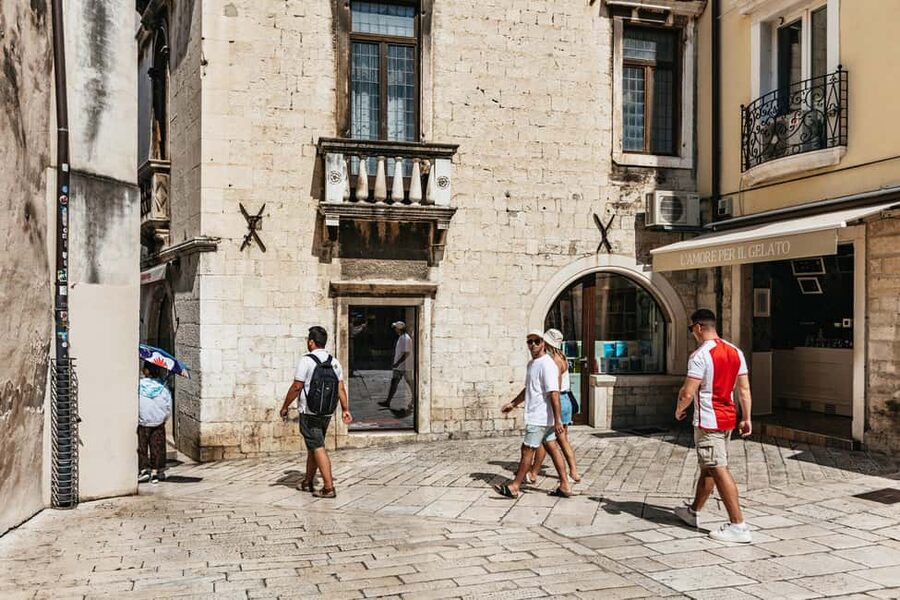 Split: Diocletian Palace & Old Town Guided Walking Tour - Meeting point reality: finding your guide near Apodos and the red bus