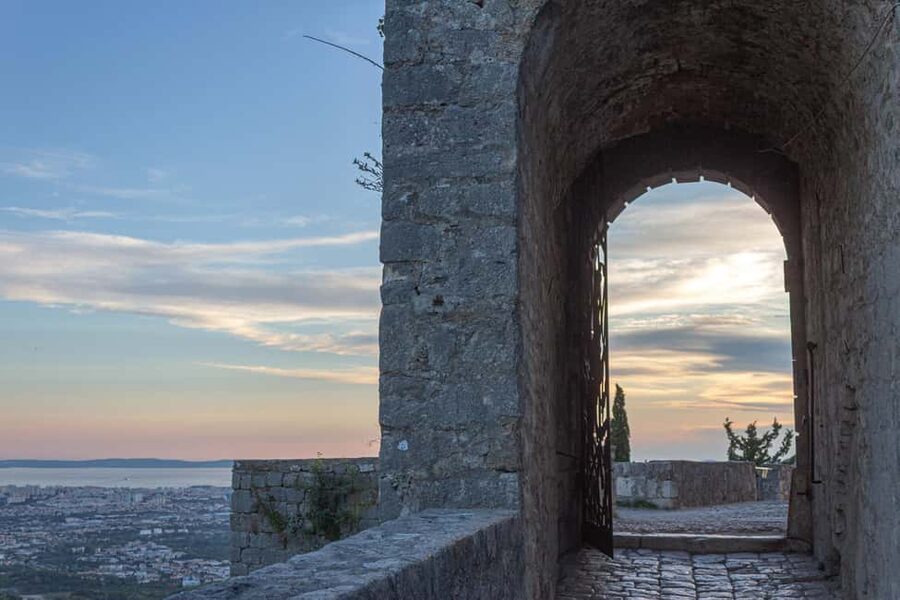 Split: Sunset at Klis Fortress with Sightseeing Bus - Timing the Sunset: How to Get Photos Without Stress