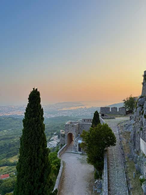 Split: Sunset at Klis Fortress with Sightseeing Bus - Meeting Up at Apodos Travel Agency and Finding the Red Bus