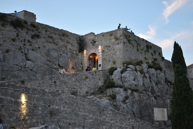 Sunset Klis Fortress Tour From Split with Sightseeing bus - Audio guide in 10 languages: how to use it without rushing