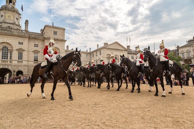 The Changing of the Guard Tour and Buckingham Palace - What the Experience Feels Like in Real Life (Cold, Crowds, and Pace)