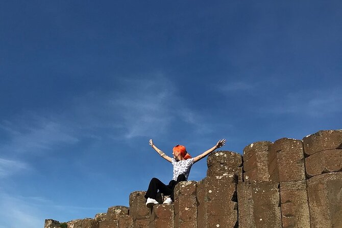 The Giant's Causeway, Dunluce Castel and Belfast - Spanish guide - Dunluce Castle: cliff views, a bridge crossing, and shipwreck stories