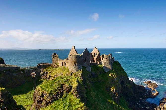 The Giant's Causeway, Dunluce Castel and Belfast - Spanish guide - Belfast in two hours: Falls murals first, then city centre icons