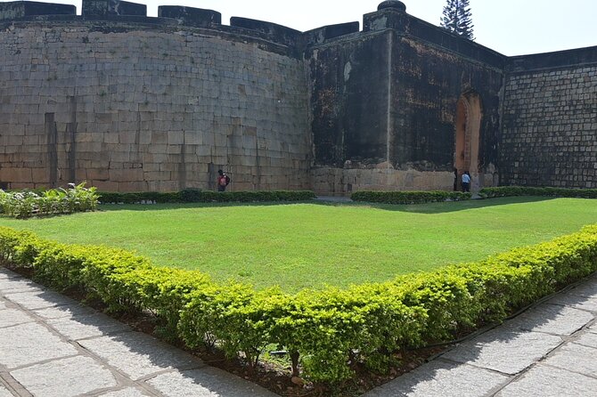 Tipu Palace + Koté Vishnu + Fort + KR Market + Jain Temple = Bengaluru Pété Walk - KR Market: Where You’ll Feel Bengaluru at Full Volume