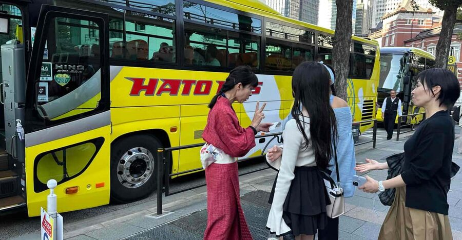 Tokyo: Imperial Palace, Sensō-ji Temple, & Tokyo Tower Tour - Why an English guide on the bus makes this tour work