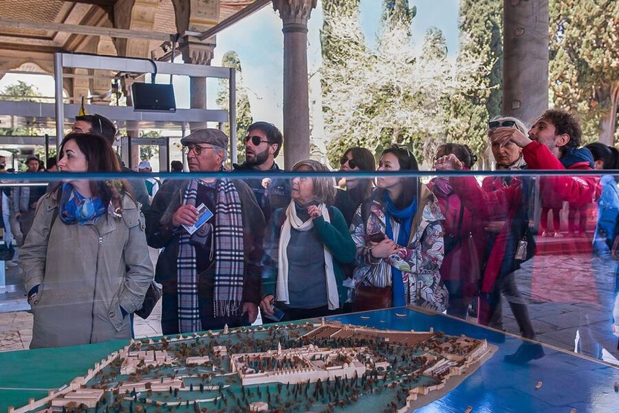 Topkapi Palace & Harem Tour + Bosphorus & Golden Horn Cruise - Harem realities: why you should plan for time, stairs, and queues