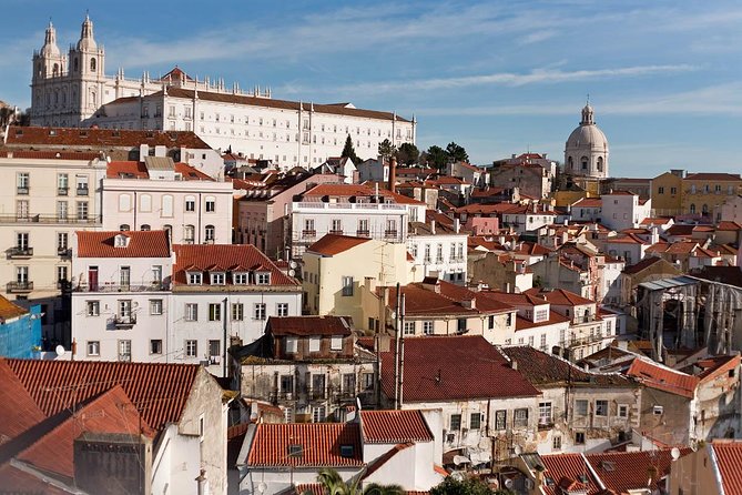 Tour del Castillo y Alfama - Walking Alfama’s steep lanes with a Spanish art-historian