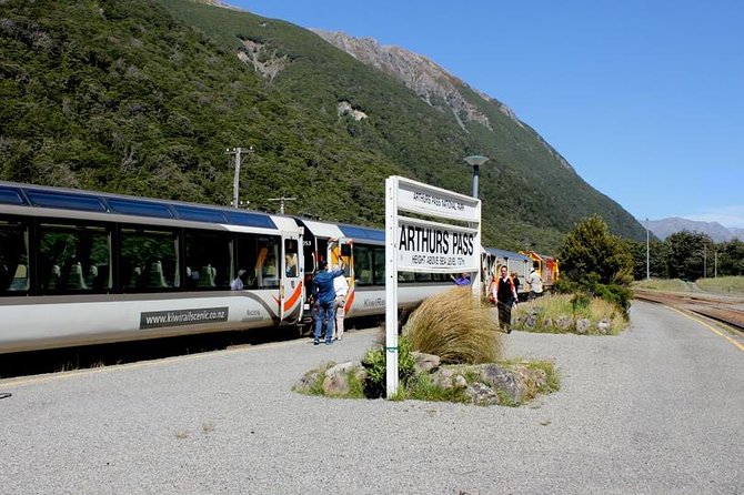 TranzAlpine Train, Arthur's Pass and Castle Hill Day Trip - Lake Pearson and the return drive: scenic stops that keep you awake