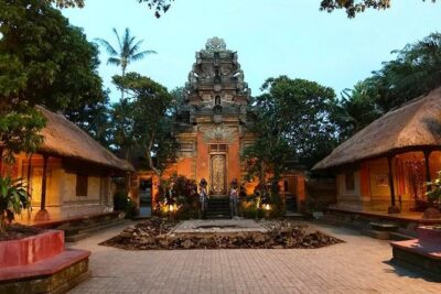 Ubud City Tour I: Monkey Forest, Ubud Palace, Art Market, and Waterfall - Ubud Palace in 15 Minutes: A Quick Hit of Puri Saren