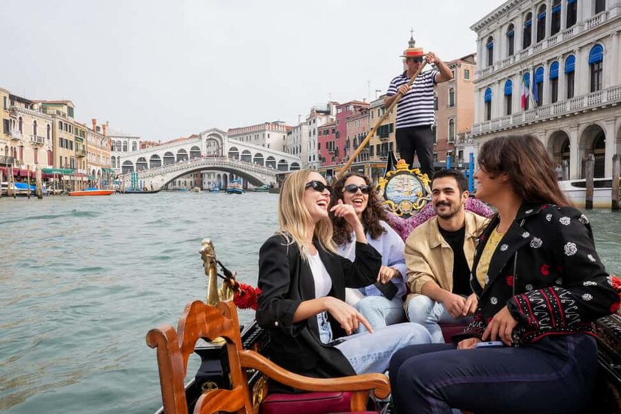 Venice: Doge's Palace and St Mark's Tour with Gondola Ride - Entering St Mark’s Basilica the right way