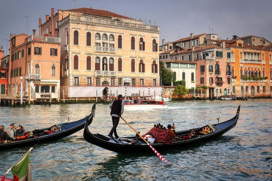 Venice: Doge's Palace Guided Tour with Optional Gondola Ride - Gothic halls and palace power: how the guide turns rooms into stories