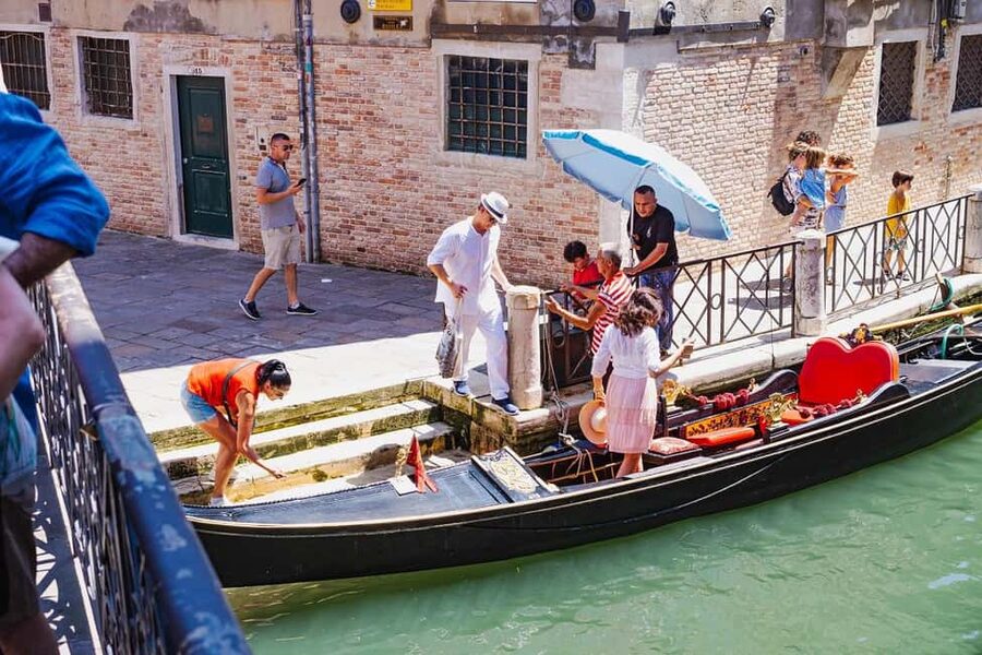 Venice: Doge's Palace Guided Tour with Optional Gondola Ride - Bridge of Sighs and New Prisons: the “darker Venice” stop that lands