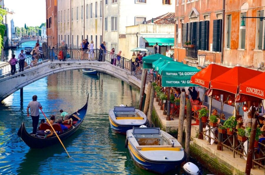 Venice: Gondola Ride and Skip the Line Doge's Palace Tour - The gondola ride: 30 minutes that are short on time, perfect on focus