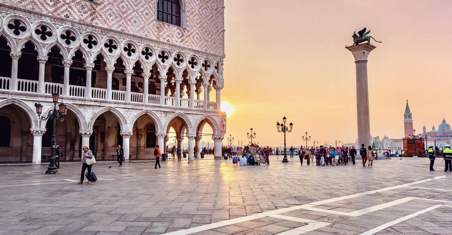 Venice: Gondola Ride and Skip the Line Doge's Palace Tour - Tintoretto’s largest oil painting: what to look for
