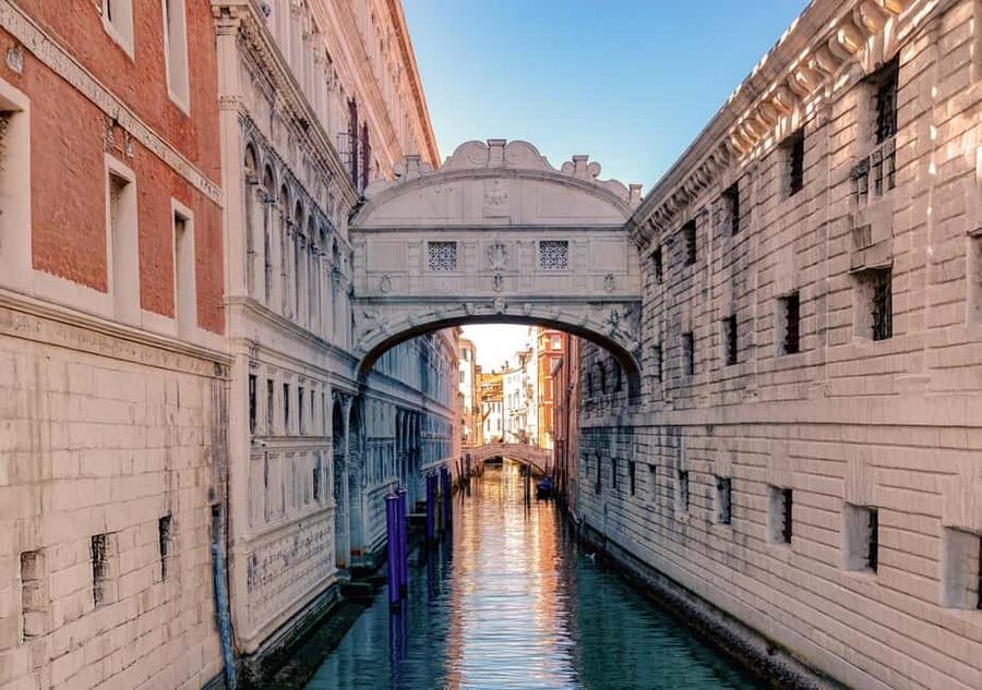 Venice: St Mark's, Doge's Palace, Murano & Burano Day Tour - Burano Lace and Colorful Houses: The Island That Feels Like a Reset