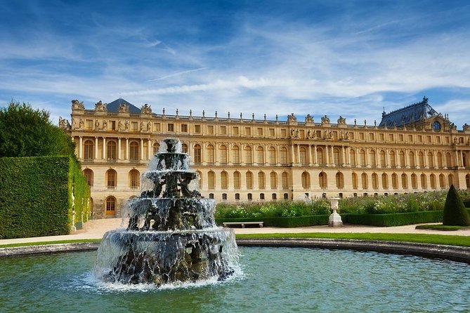 Versailles Full Tour: Palace, Gardens & Marie-Antoinette’s Estate - Grand Canal pause: a breather in the middle of the day