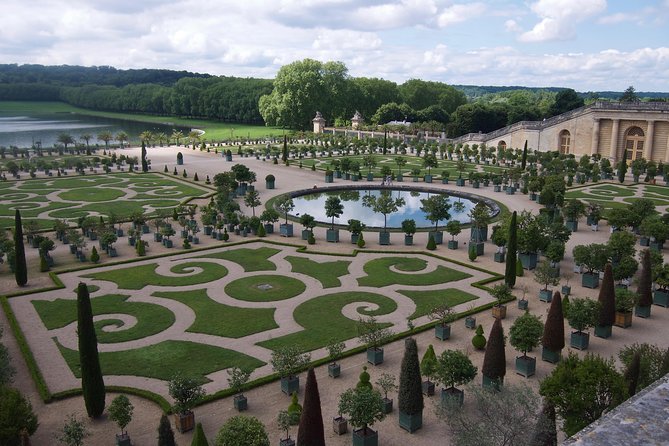 Versailles Palace and Gardens Tour by Train from Paris - Gardens du Château de Versailles: fountains run on a schedule
