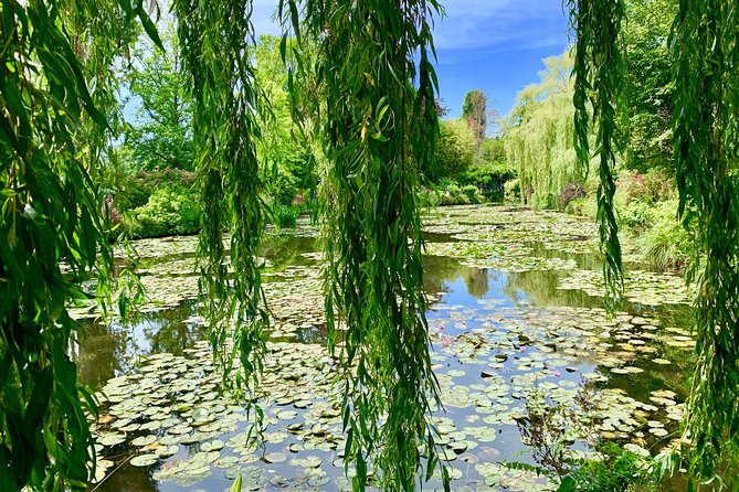 Versailles Palace and Giverny Private Guided Tour from Paris - How the guided experience feels during a long day