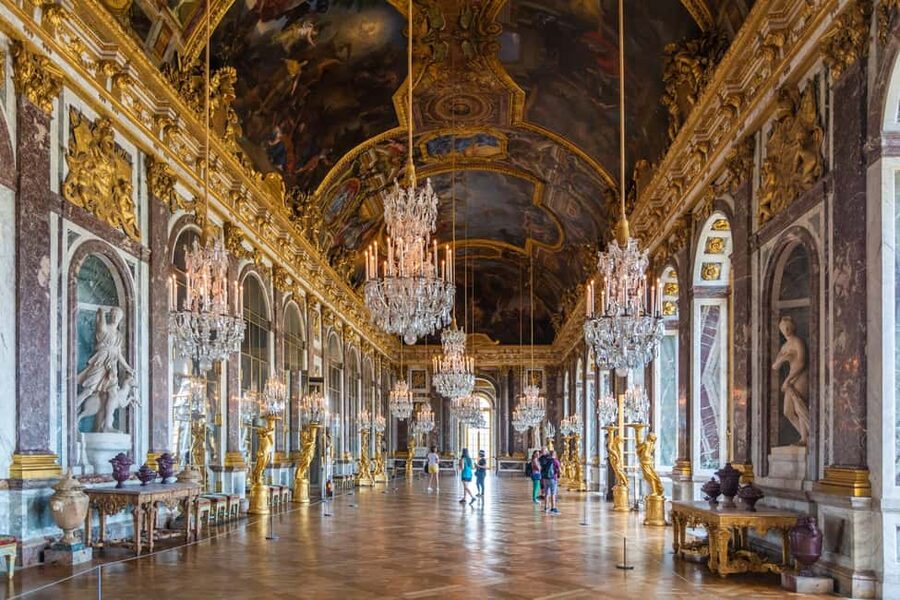Versailles: Palace & Gardens Guided Tour with Entry Tickets - Finding the meeting point by the Louis XIV statue (and not losing time)