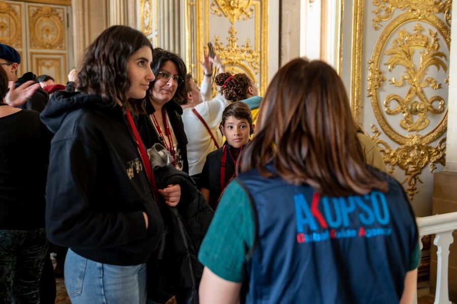 Versailles: Private Family Tour of Palace w/ Reserved Entry - Entering fast: meeting at Place d’Armes and getting to the palace