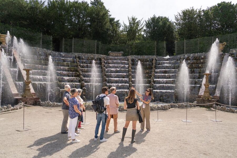 Versailles: Skip-the-Line Versailles Palace and Gardens Tour - Gardens with a schedule: fountains on show days vs Musical Gardens