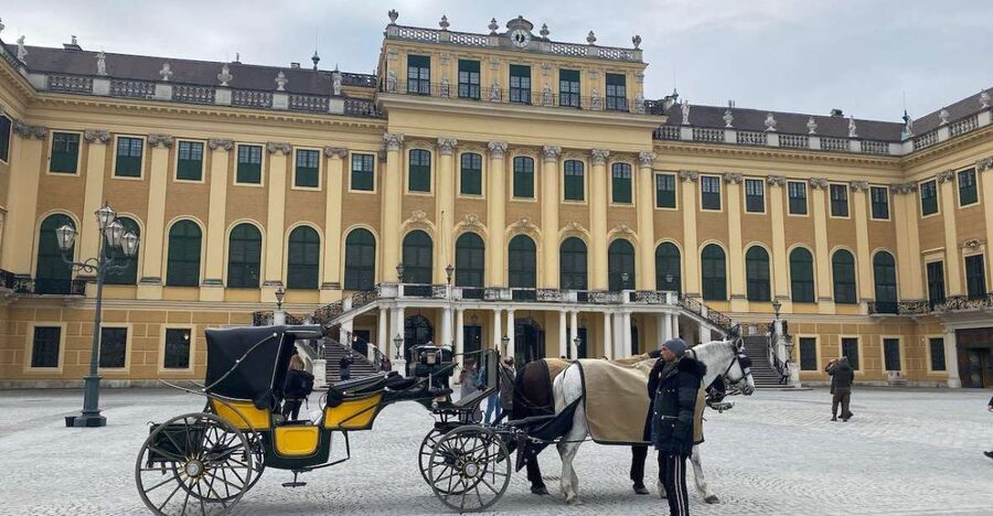 Vienna: UNESCO Schönbrunn Palace Guided Tour with Entry - Meeting at Schönbrunn: the Main Courtyard and the umbrella clue