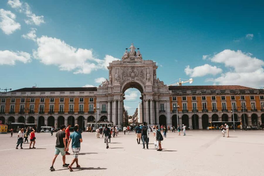 Walking Tour Small Group Lisbon + S. Jorge Castle Tickets - Who should book this Lisbon walking tour (and who should skip it)