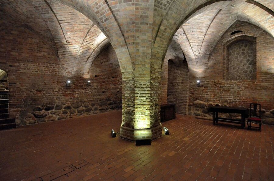 Warsaw: Skip-the-Line Royal Castle Guided Tour - Key highlights that matter on the ground