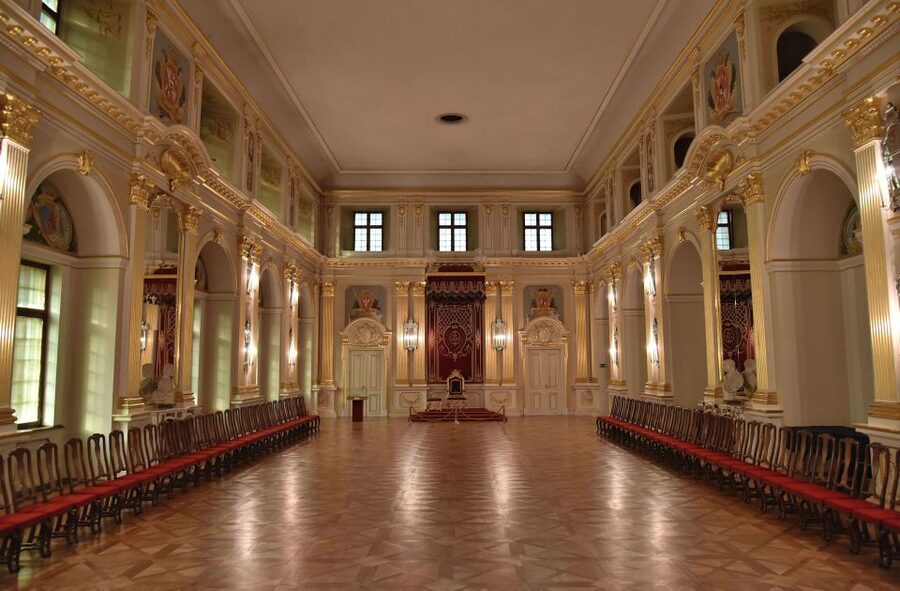 Warsaw: Skip-the-Line Royal Castle Guided Tour - Royal Castle Skip-the-Line: Why the Timing Matters at Plac Zamkowy