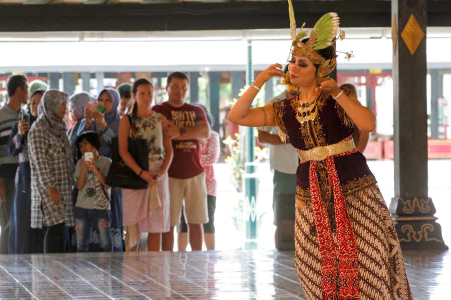 Yogyakarta: Palace, Water Castle & UNESCO Temple Guided Tour - How the 10-Hour Palace-and-Temple Route Actually Feels