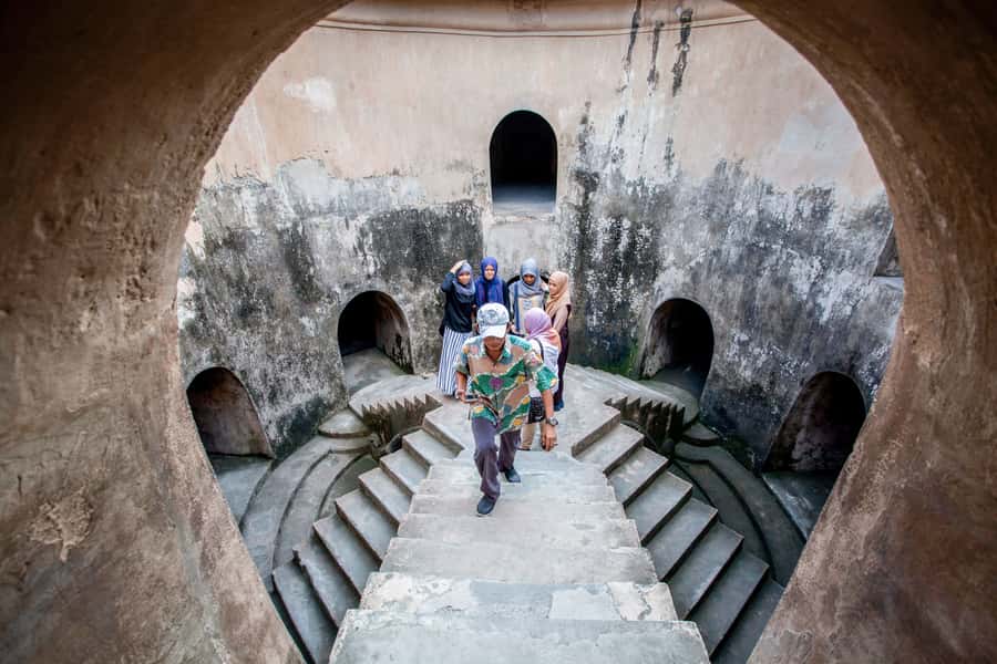 Yogyakarta: Palace, Water Castle & UNESCO Temple Guided Tour - Taman Sari Water Castle: Royal Baths, Workshops, and Quiet Pools