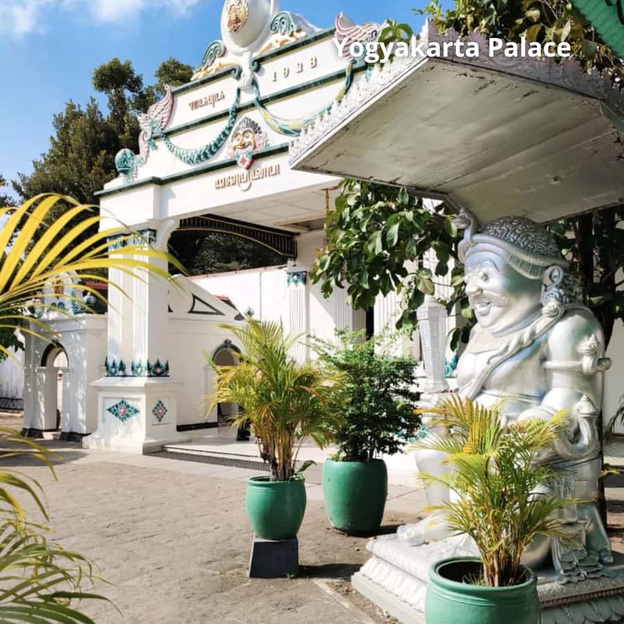 Yogyakarta: Yogyakarta Palace & Water Castle Guided Tour - Kraton Palace Entrance to Courtyards: what you actually gain from the guide